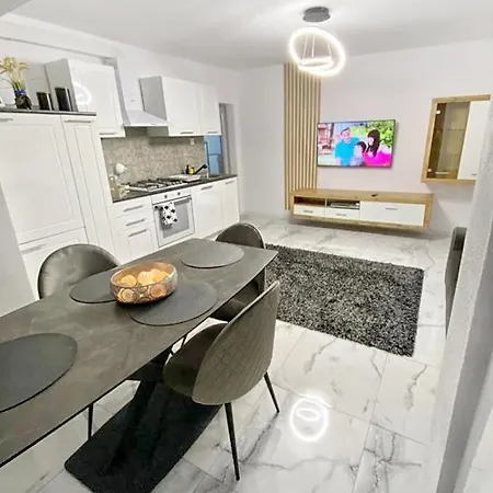2 Dormitoare Si Living Apartment
